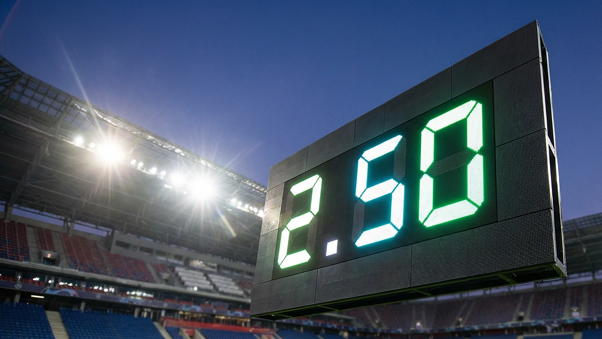 Tableau d'affichage de cotes décimales dans un stade de football